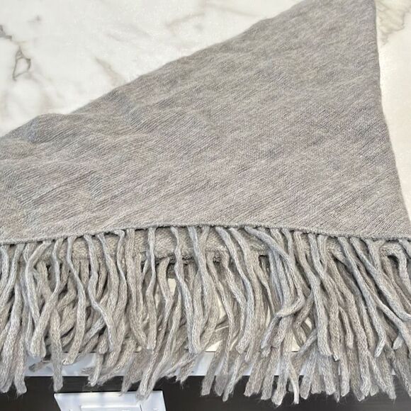 NWT Vince Camuto Ladies Heather Grey Triangle Wrap with Fringe O/S MSRP $38 - Picture 7 of 7